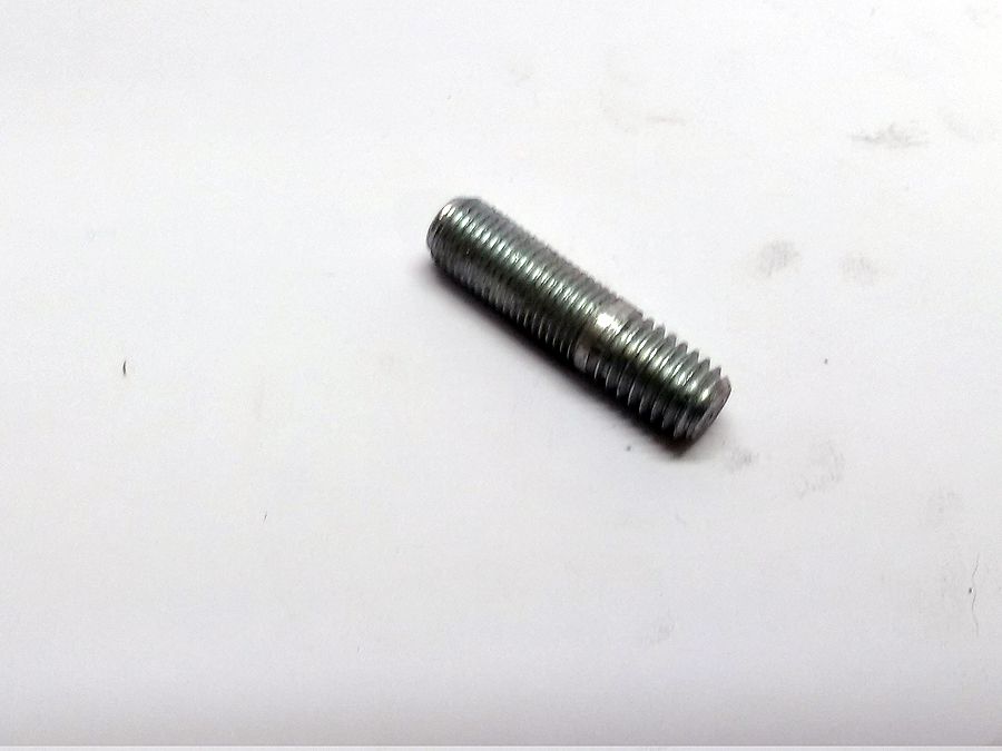 Stud cylinder head rocker box to head steady