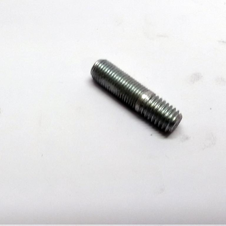 Stud cylinder head rocker box to head steady